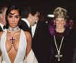 Kim Kardashian 212 bin dolara aldığı Lady Diana'nın kolyesiyle ilk kez poz verdi