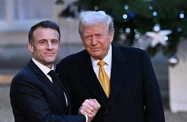 Macron, Trump'a seslendi: Bu senin kumaşın değil