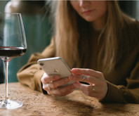 İtalya'da bir restoran, telefonunu teslim eden müşterilere ücretsiz şarap ikram ediyor