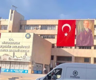 Tartışılan belediye Türk bayrağı ve Atatürk posteri astı