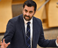 İskoçya’nın Müslüman Başbakanı Hamza Yusuf istifanın eşiğinde