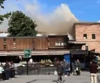 Mısır Çarşısı'nda yangın: Çatıya sıçradı