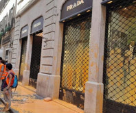 İtalya'da iklim aktivistleri, lüks giyim mağazalarını boya dökerek protesto etti