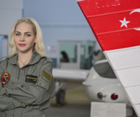 Genç kızlar uçak teknisyeni olmak için eğitim görüyor