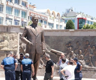 Kayseri'de Atatürk Anıtı'na baltayla saldıran 2 kişi gözaltına alındı