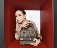 Dior'un Çinli üreticilere 57 Euro'ya ürettirdiği çantaları 2 bin 780 Euro'ya sattığı tespit edildi.