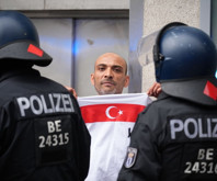 Berlin Polisi,  'siyasi semboller' gerekçesiyle Türk taraftarların yürüyüşünü durdurdu
