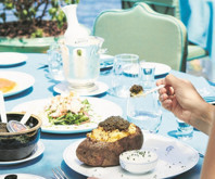 Caviar Kaspia'nın inci kaşıkla servis edilen klasiği havyarlı patatesi Maxx Royal Bodrum’da 40 bin TL