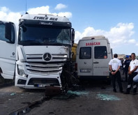 TIR ile servis minibüsü çarpıştı: 3 ölü, 8 yaralı