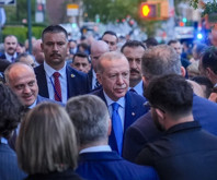 Cumhurbaşkanı Erdoğan'a Türkevi önünde sevgi gösterisi