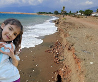 Plajda oynarken kum tepeciğinin altında kalan 2 çocuktan 1'i öldü