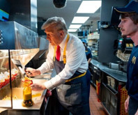 ABD Başkanı adayları seçilmek için McDonald’s’ta boy gösteriyor 