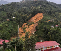 Rize'de heyelan 2 evi yuttu