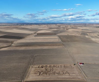 Tarlasına 'Cumhuriyet 101 yaşında' yazdı