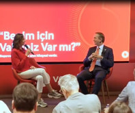 Vodafone Türkiye CEO'su, şirket çalışanı ile "Engin ile Kısa Paslaşmalar"da konuştu