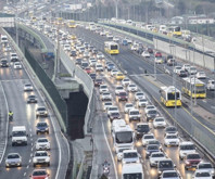 İstanbul'da ilk ara tatilin ardından trafik yoğunluğu yaşanıyor