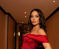 Demet Özdemir DIAFA Ödül Töreni'ne kırmızı elbisesiyle damga vurdu