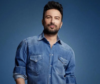 Tarkan, hayatını kaybeden Ferdi Tayfur'un Emmioğlu şarkısını seslendirdi