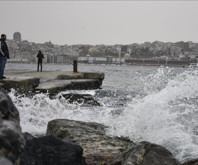 İstanbul Valiliği Marmara Denizi'nde hızı 75 kilometreyi bulması beklenen fırtınayla ilgili vatandaşları uyardı