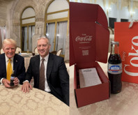 Coca Cola CEO'su James Quincey diyet kola seven Donald Trump'ı ziyaret ederek özel tasarlanmış şişe hediye etti