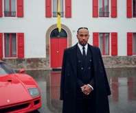 Sir Lewis Hamilton'dan Ferrari fabrikası önünde fotoğraf: Ferrari pilotu olarak ilk günüm