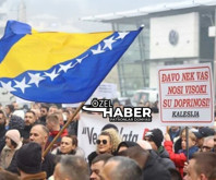 Bosna Hersek'in başkenti Saraybosna'da patronlar, hükümet binası önünde asgari ücrete yüzde 66'lık zam kararını protesto etti