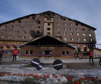 Kartalkaya'daki otel yangınında hayatını kaybedenler anıldı, otelin bahçe duvarının üzerine kırmızı karanfiller bırakıldı