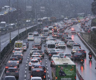 İstanbul'da kar yağışı etkisini sürdürüyor, trafik yoğunluğu yüzde 80'e çıktı