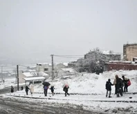 İstanbul’da kar yağışı etkisini artırdı: Okullar çarşamba günü için tatil edildi