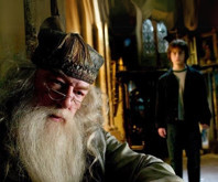 Harry Potter dizisinde, Dumbledore karakterini canlandırması için Emmy ödüllü aktör John Lithgow ile anlaşma aşamasında olunduğu bildirildi