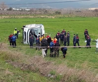 Halter şampiyonasına giden öğrencileri taşıyan servis midibüsü devrildi