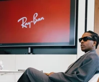 Geçtiğimiz günlerde silahlı saldırı suçu davasından beraat eden ASAP Rocky Ray-Ban'in ilk kreatif direktörü olarak atandı