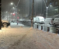 İstanbul'da kar yağışı aralıklarla sürerken, bazı ilçelerde buzlanma meydana geldi