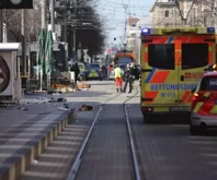 Almanya'da araç kalabalığın arasına daldı: Ölü ve yaralılar var