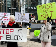 Tesla bayisi önünde Elon Musk'a karşı protesto: 9 kişi gözaltına alındı