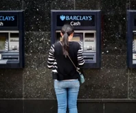 İngiliz finans kuruluşu Barclays, son yaşadığı işlem kesintisi nedeni ile müşterilerine toplam 7.5 milyon sterlin ceza ödeyecek