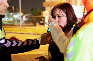 Alkollü kadın sürücü tam 44 kez üfledi