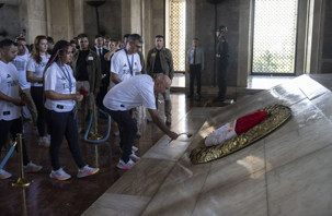 Yusuf Dikeç ve atıcılık takımı Anıtkabir'i ziyaret etti