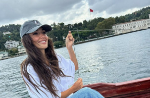 Hande Erçel'in yağmurlu İstanbul sabahında Boğaz keyfi