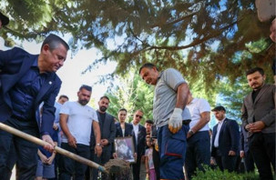 Kedi Şero'nun mezarına ilk toprak Özgür Özel'den