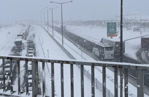 Anadolu Otoyolu Bolu kesimi kar yağışından kapandı