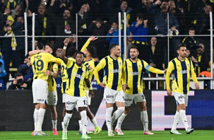 Fenerbahçe, zirveyle puan farkını 3'e indirdi