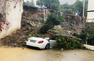 Sağanak yağış Bodrum'u vurdu