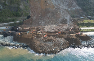 Karadeniz Sahil Yolu, heyelan nedeniyle trafiğe kapandı