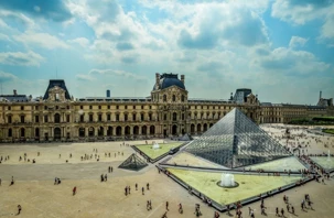 Paris'in ünlü Louvre Müzesi hasar nedeniyle zor durumda