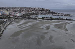 İstanbul Silivri'de deniz suyunun çekilmesi korkuttu