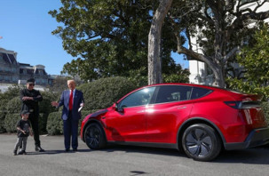 Trump, Beyaz Saray personeli için kırmızı Tesla aldı