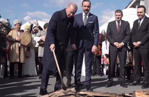 Erdoğan Nevruz ateşini yaktı, üzerinden atladı