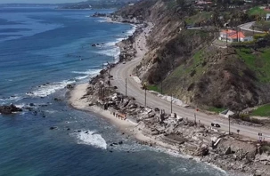 Los Angeles'taki yangın sonrası Malibu sahillerinde enkaza dönen evler havadan görüntülendi