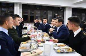 Harbiyelilerle iftar yaptı, milli teknolojiyi konuştu